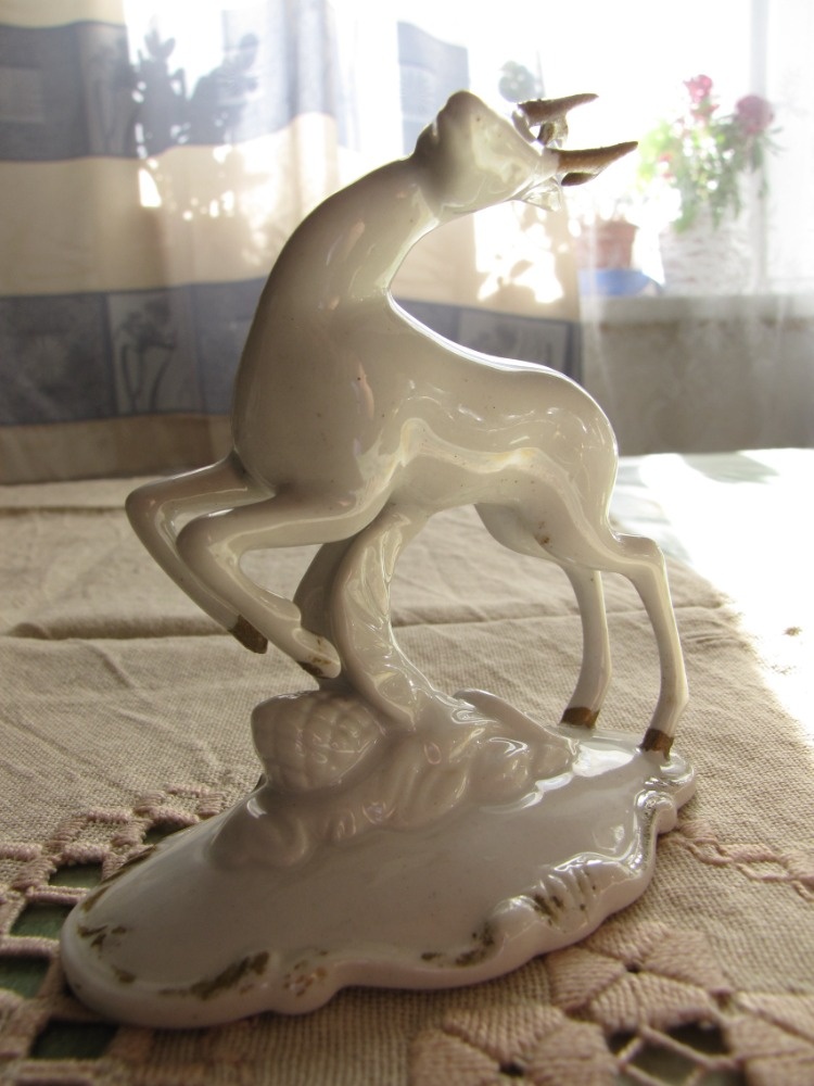 Porcelánová soška srnce