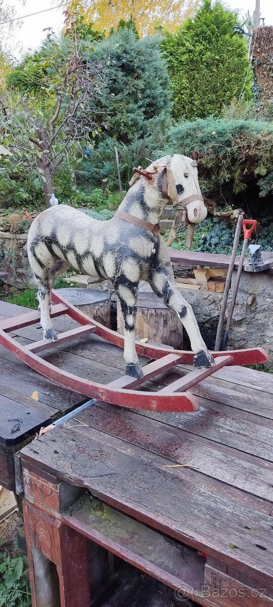 Starý houpací kůň