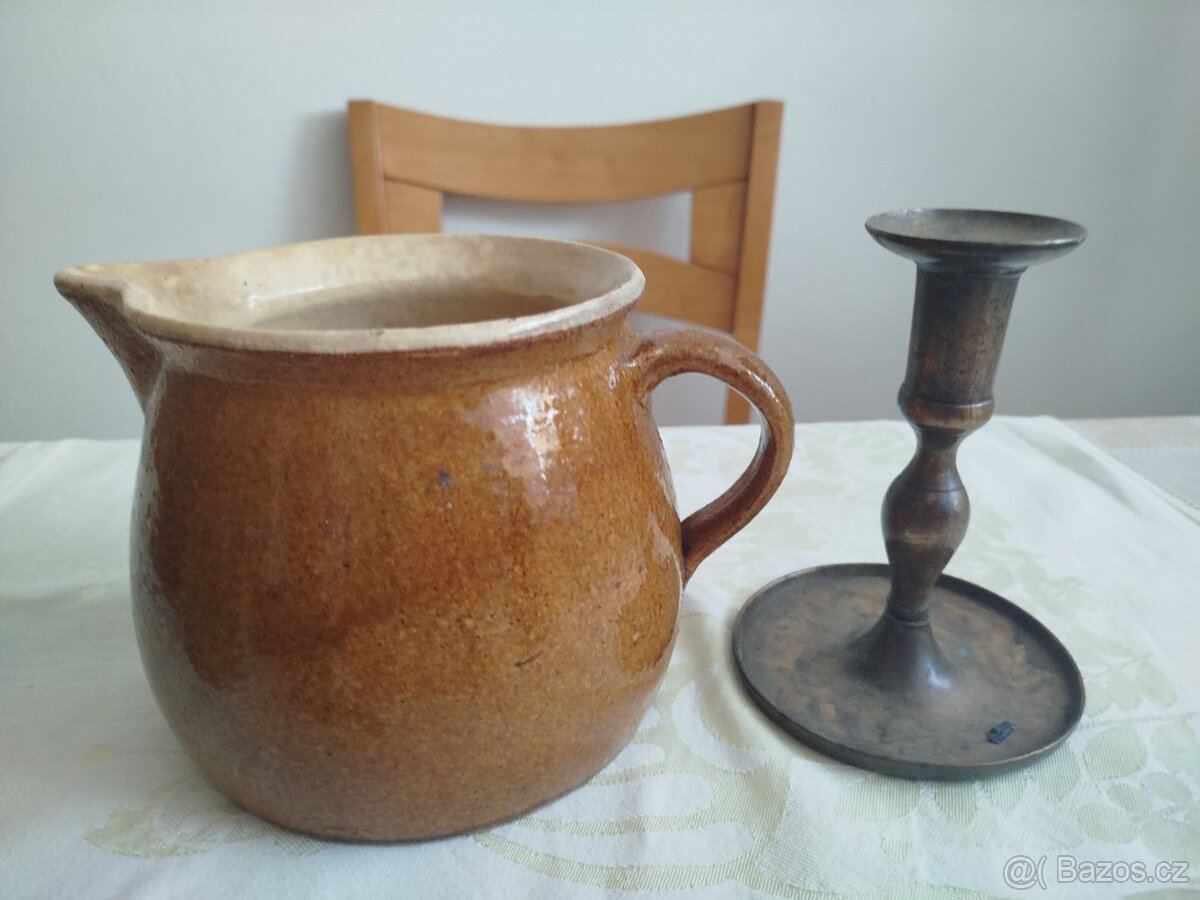 Starý keramický krajáč a mosazný svícen