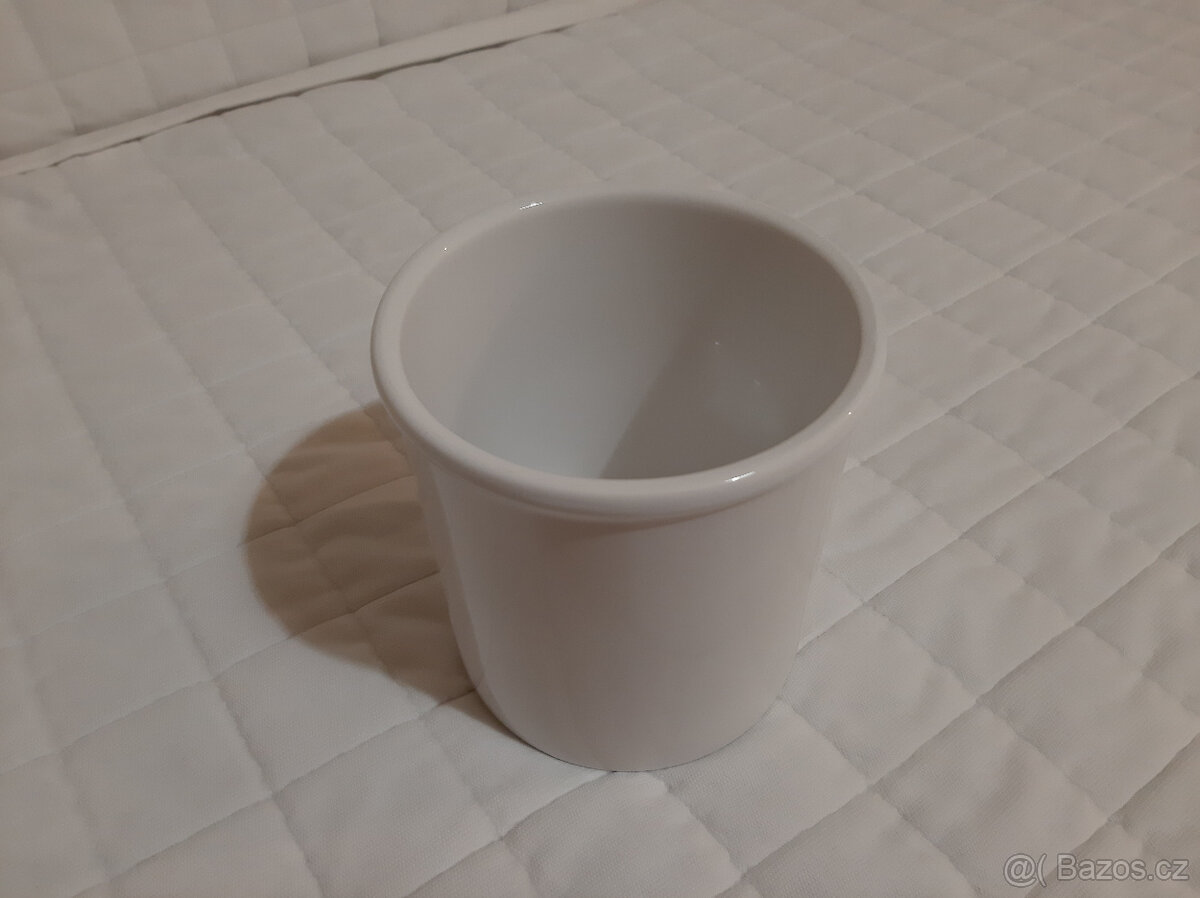 Keramická dóza. Bílá, lesklá. 1,75 l