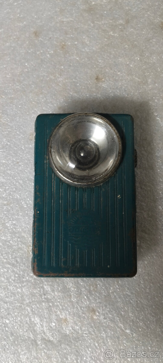 Retro svitilnu na plochou baterii