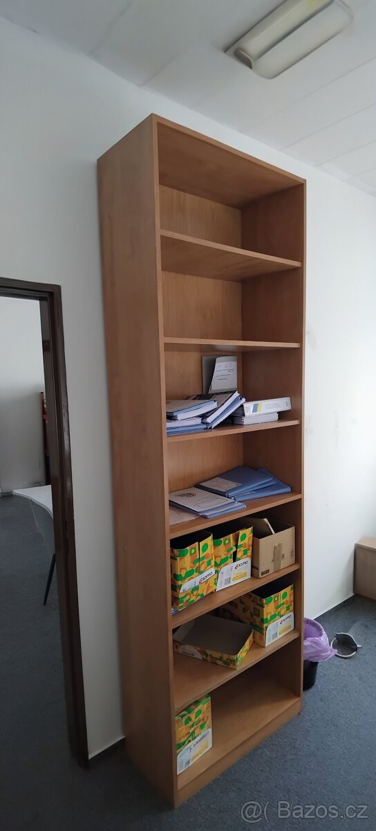 Knihovna / regál / police