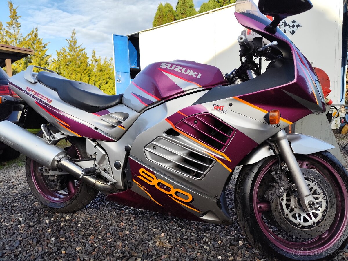 Suzuki RF 900r