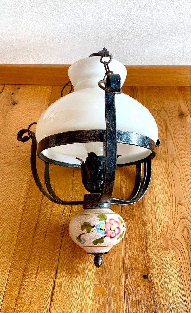 Stará kovaná lampa ve stylu petrolejky