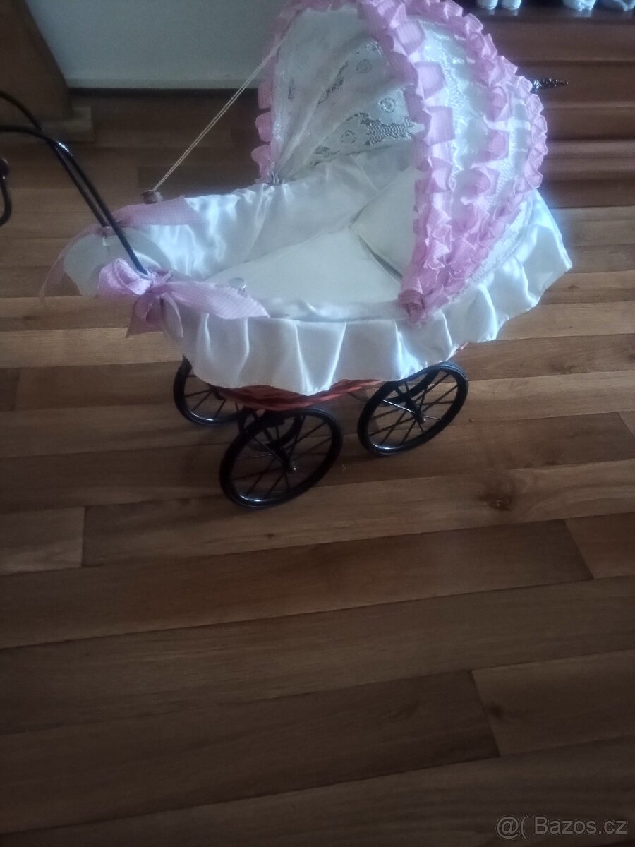 Kočárek pro panenky