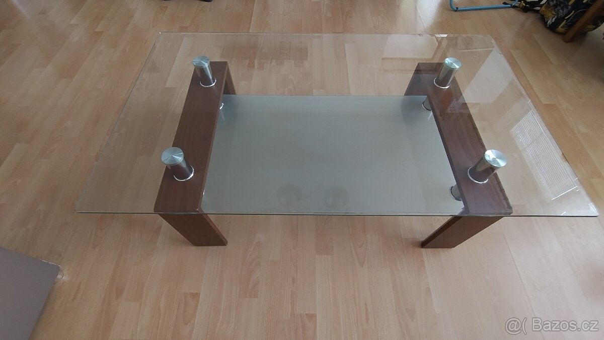 Stůl se skleněnou deskou