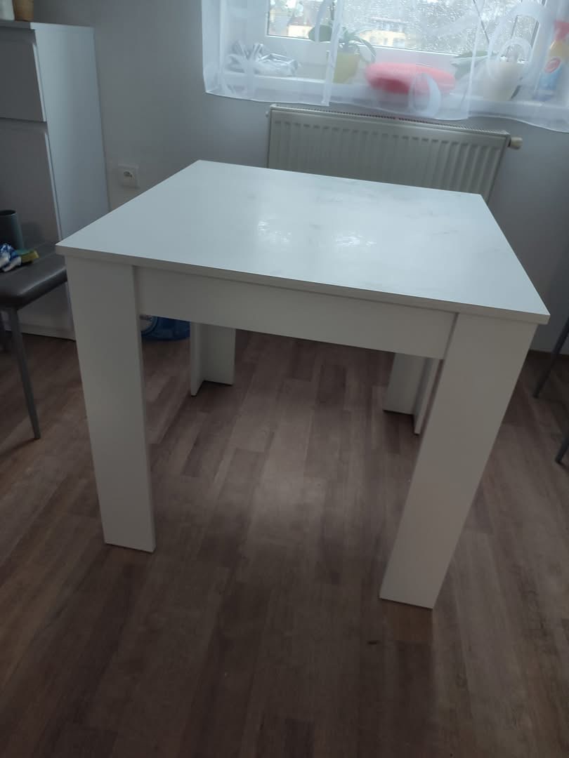 Jídelní stůl