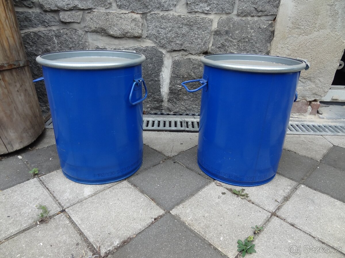 Plechový kbelíky s víkem cca 30 L
