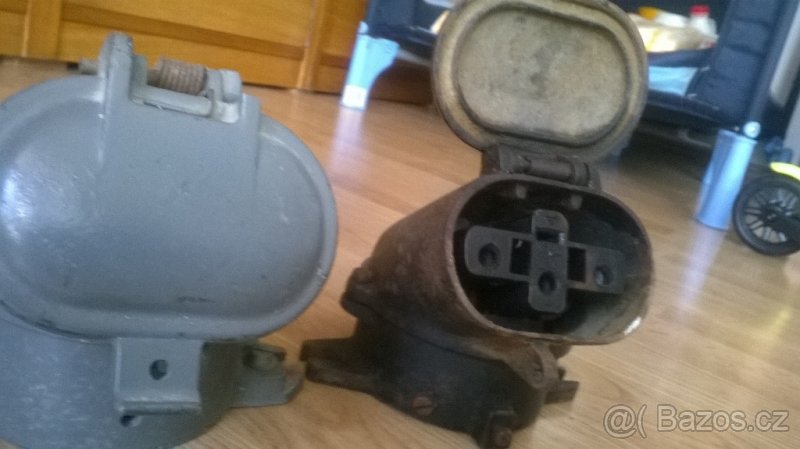 Prodám 2 ks oválných zásuvek na 380 V, 25 A