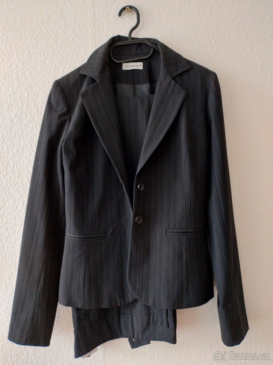 1) kostým dámský černý s proužkem