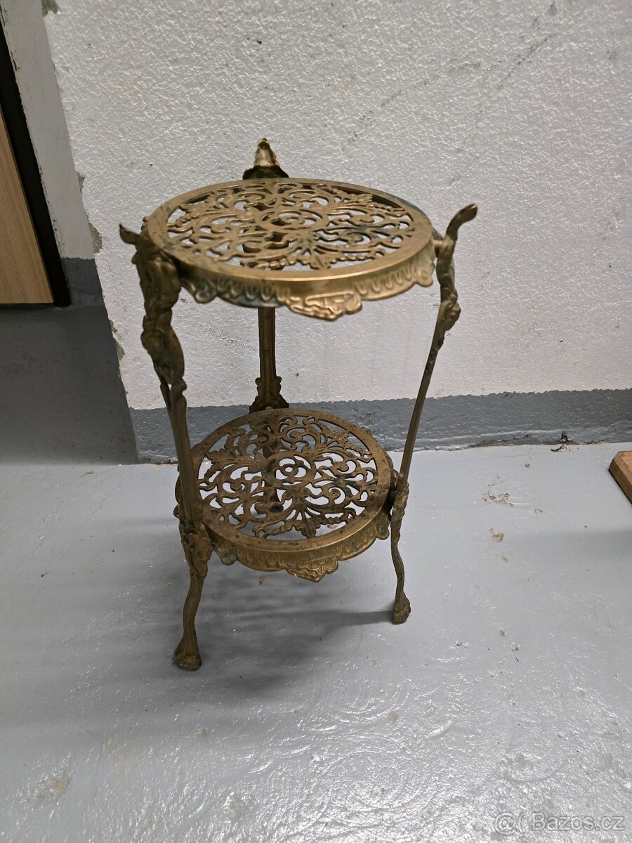 KRASNA STAROŽITNÝ MOSAZNY KVĚTINOVÝ STOLEK