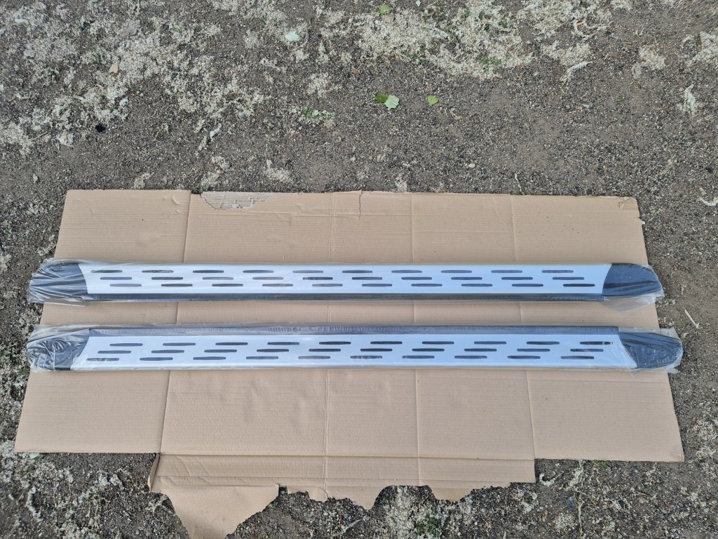 boční nášlapy + montážní příslušenství Renault Captur II 820