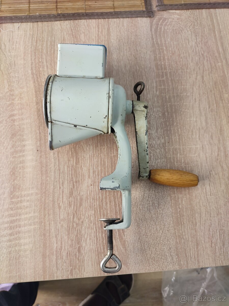 Retro mlýnek na strouhanku