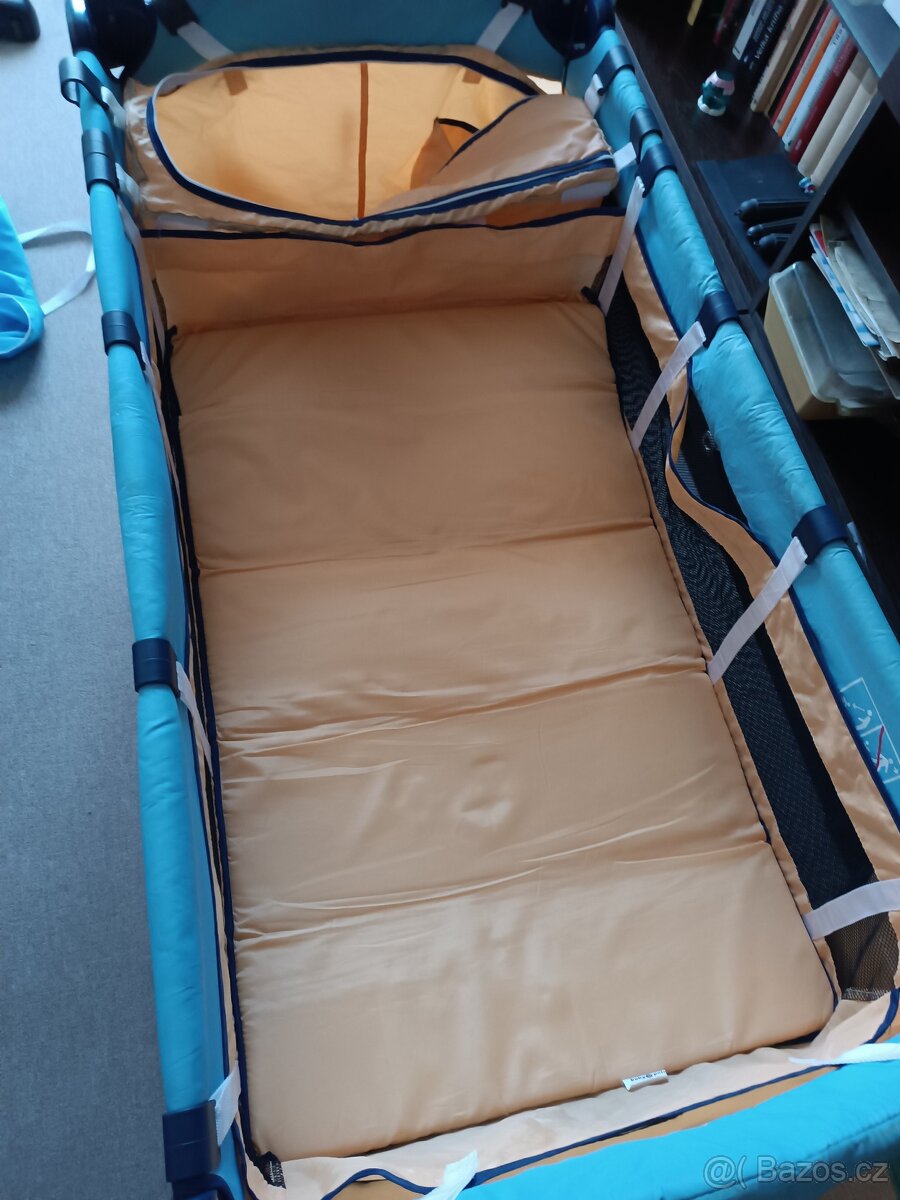 Cestovní skládací postýlka