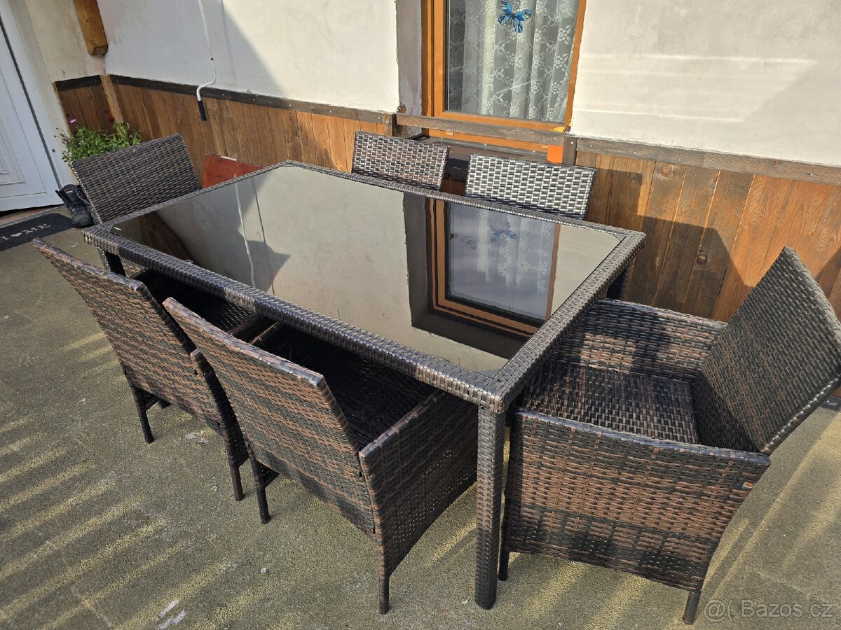 Zahradní ratanový nábytek