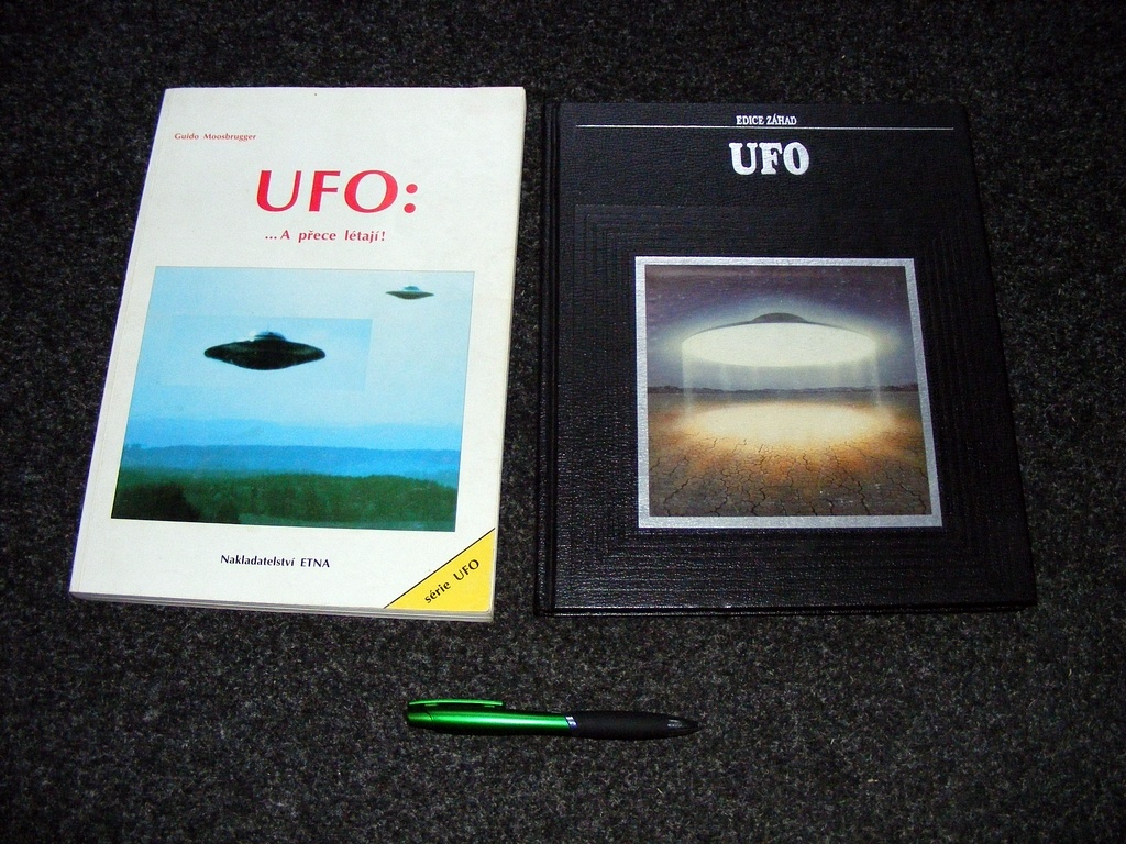 Dvě knihy s tématikou UFO