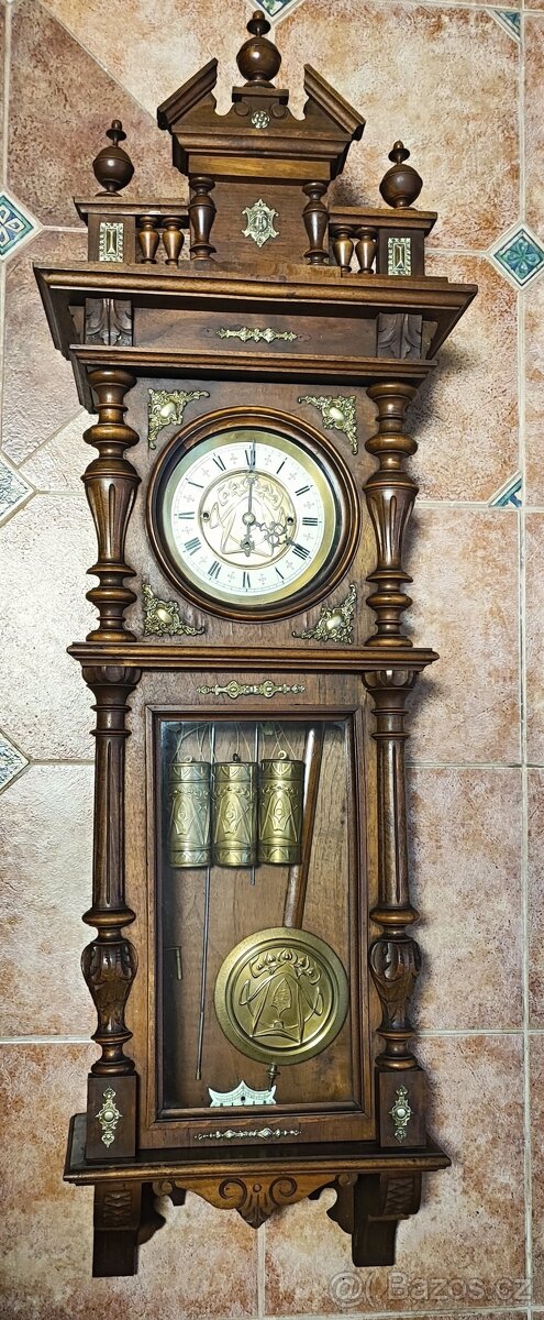 luxusní starožitné zdobené třízávažové hodiny "němky"