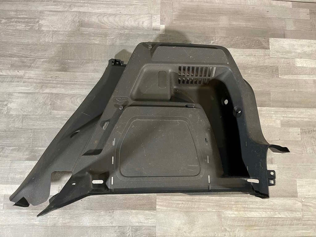 ŠKODA FABIA 2 5J 07-14 plast kufru P 5J6867428B