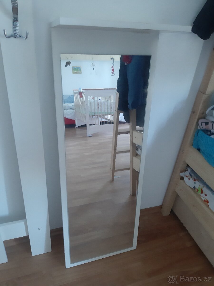 Zrcadlo a věšák