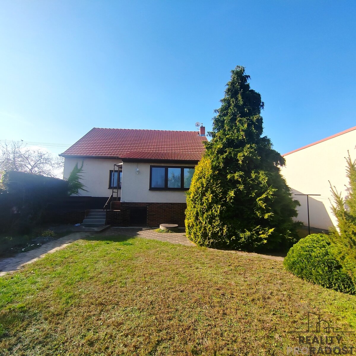 Ve výhradním zastoupení nabízíme k prodeji rodinný dům o dis