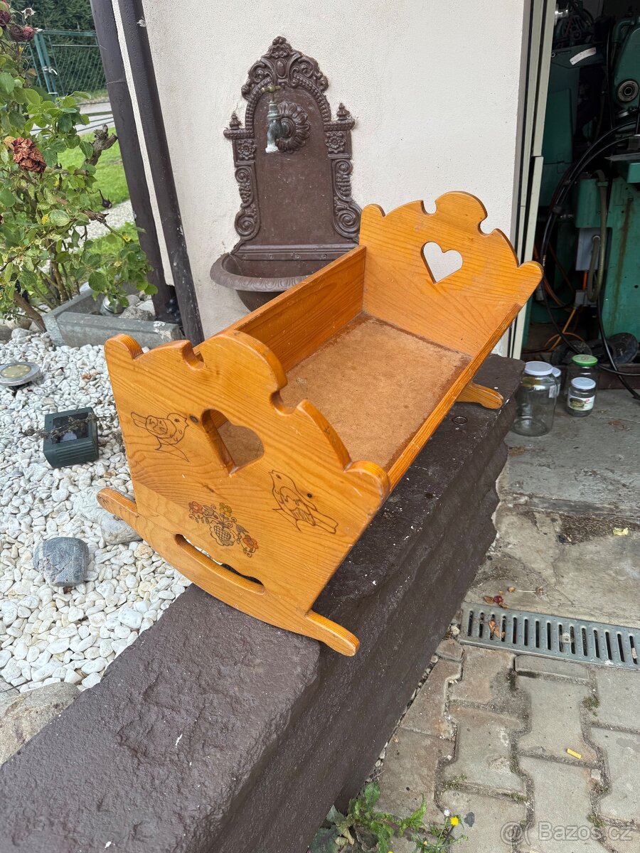 Starožitná kolébka na panenky