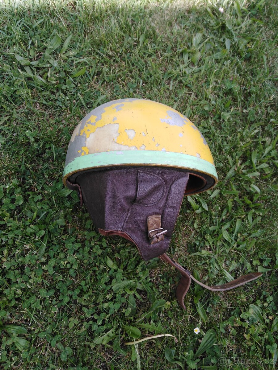 Stará přilba na moto kokos