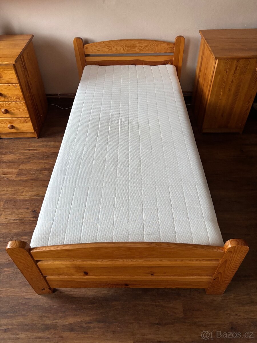 Masivní postel včetně roštu a matrace