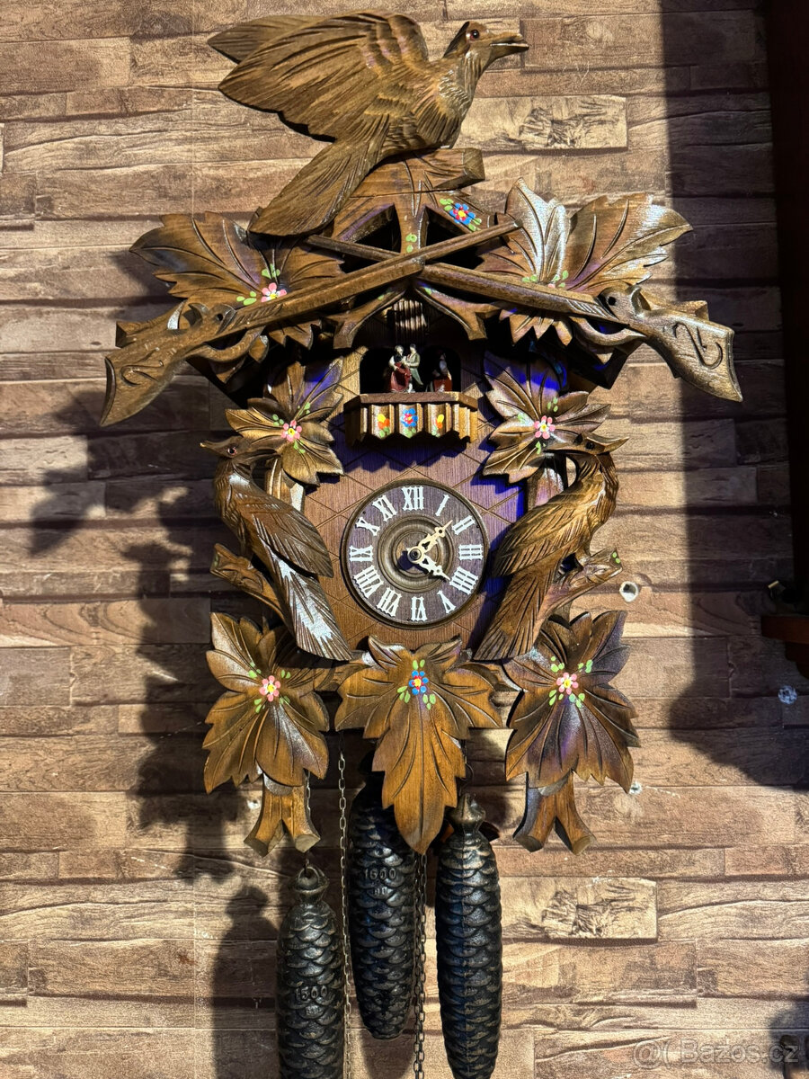 Perfektní starožitné kukačky s hracím strojkem.