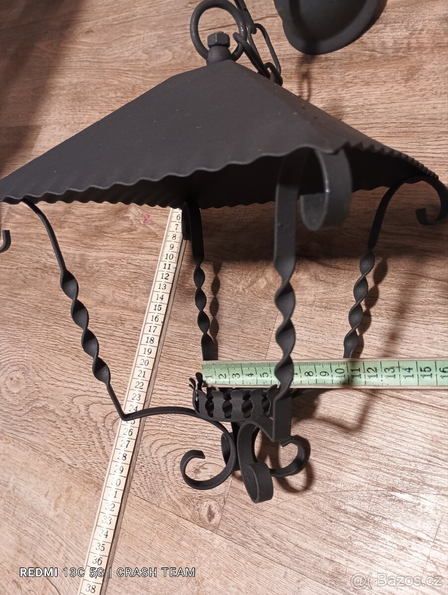 Stará kovaná lampa