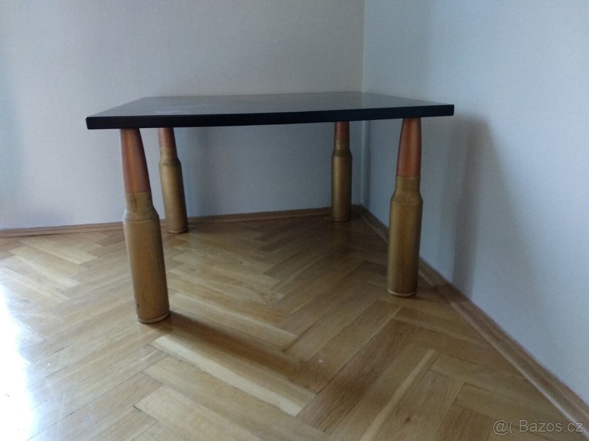 Stolek ve vojenském stylu