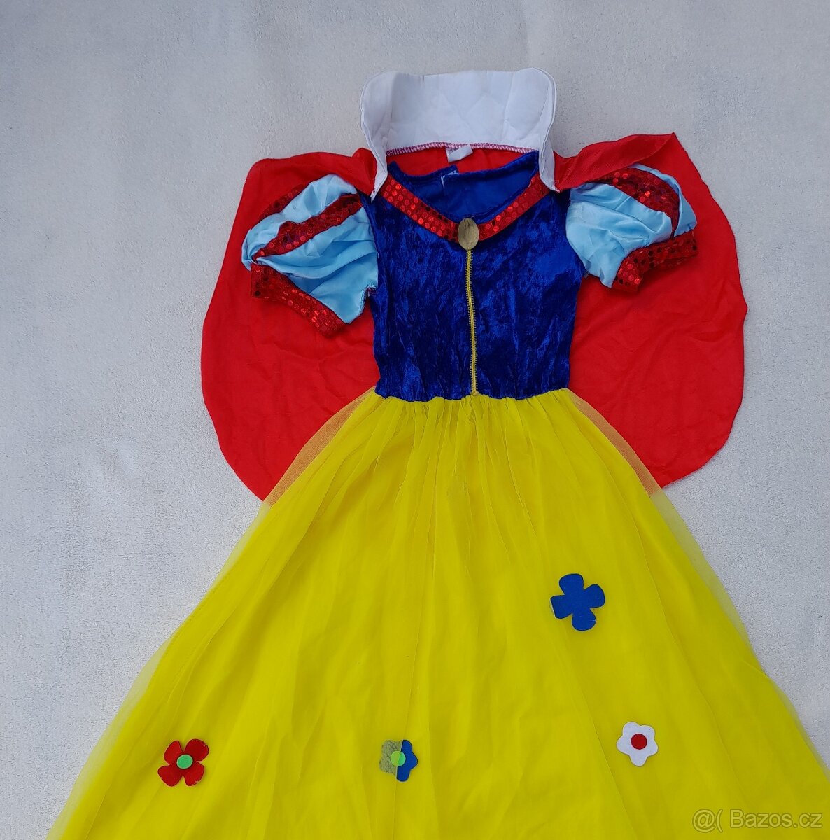 Sněhurka — šaty s pláštěm