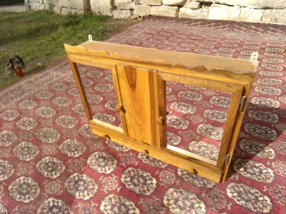 Závěsná dřevěná lékárnička