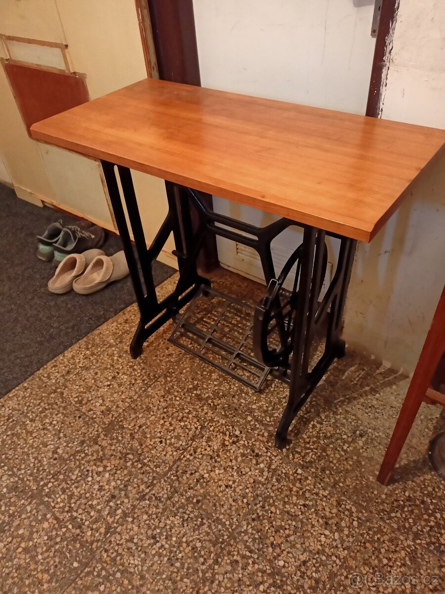 Stolek s deskou