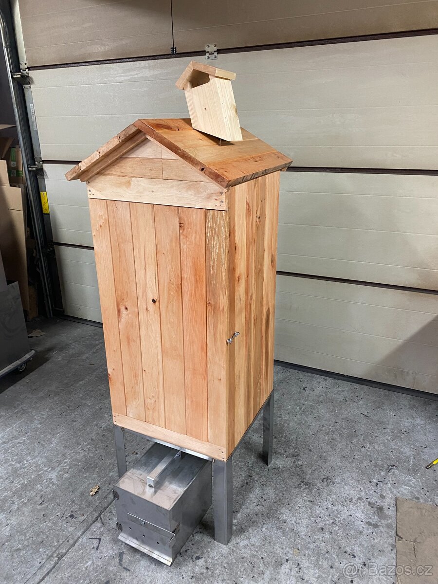 OLŠE Dřevěná udírna 100x50x50 + NEREZ topeniště