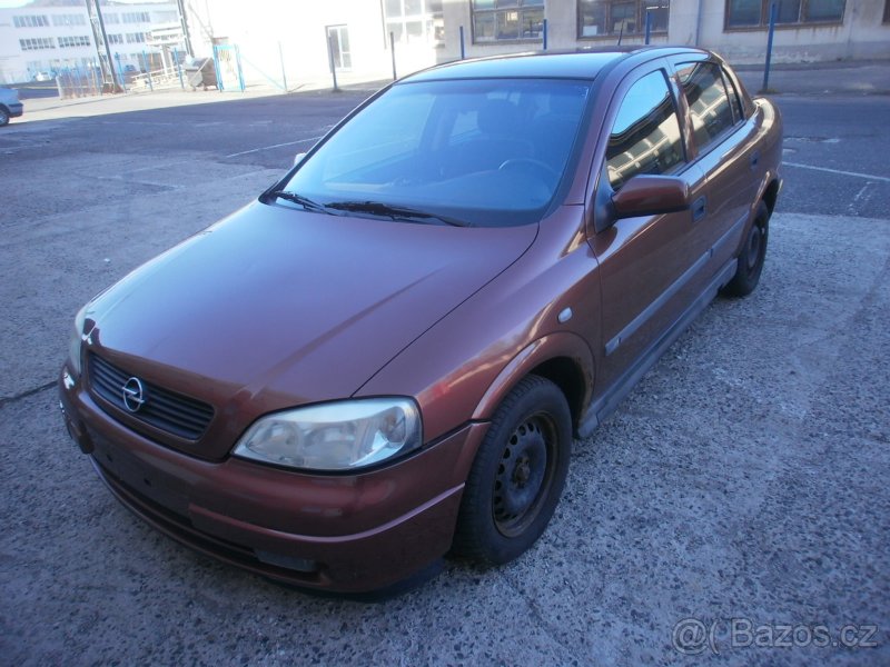 Náhradní díly z Opel Astra G sedan.