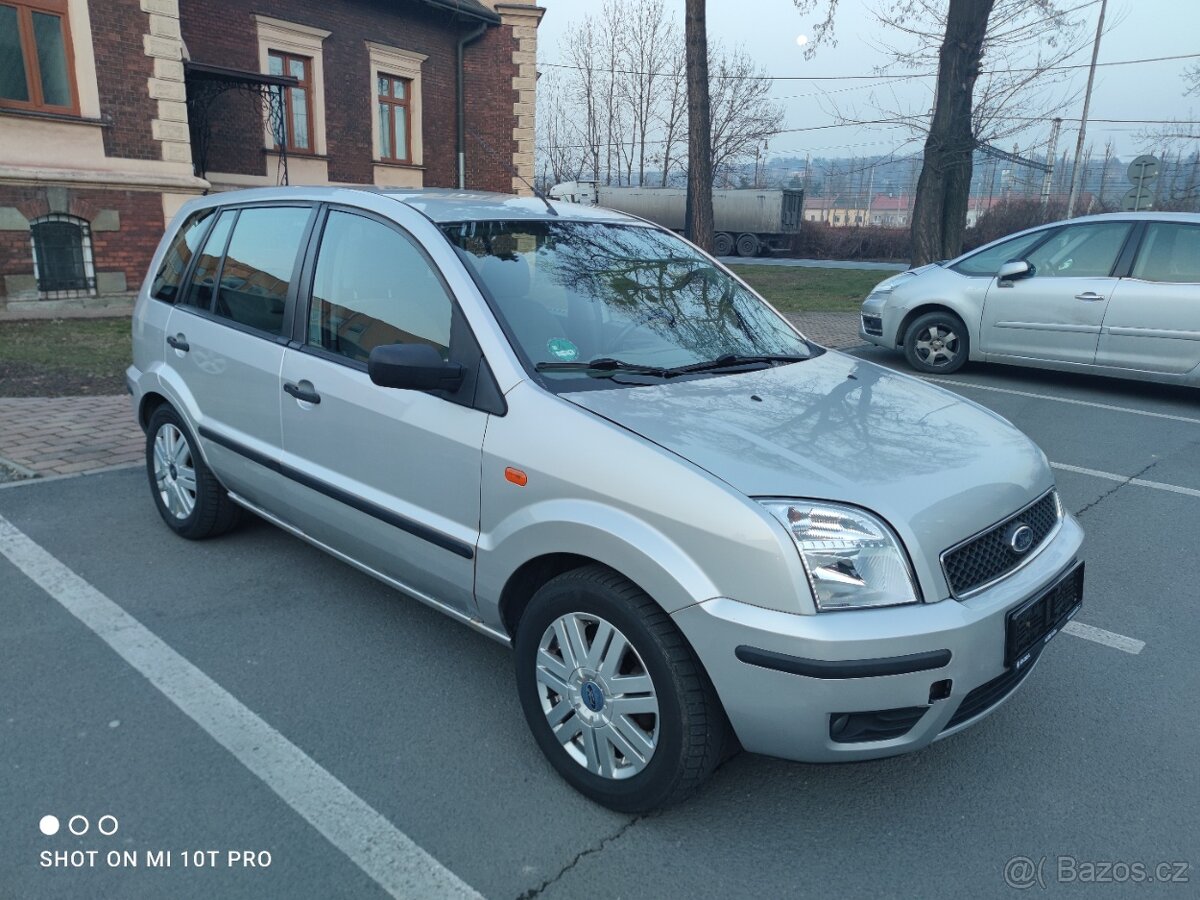 Ford fusion 1.6 74kw benzín 2.maj serv knížka klimatizace