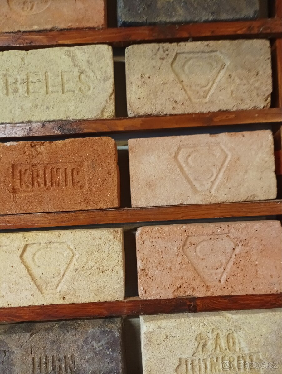 Prodám staré cihly různé loga
