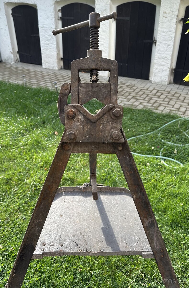 Svěrák na trubky Pionýr