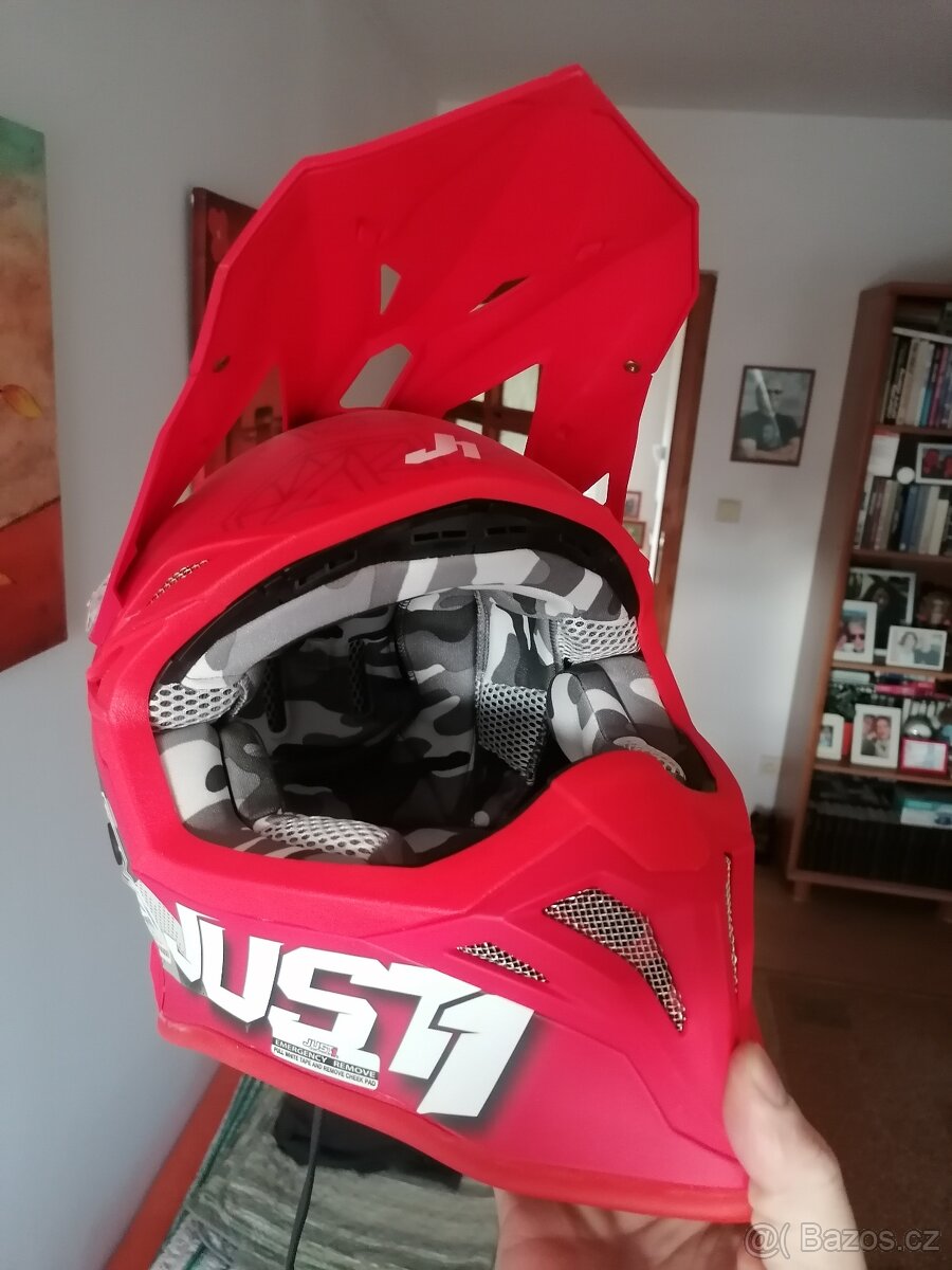 Prodám helmu mx enduro just 1 velikost L.