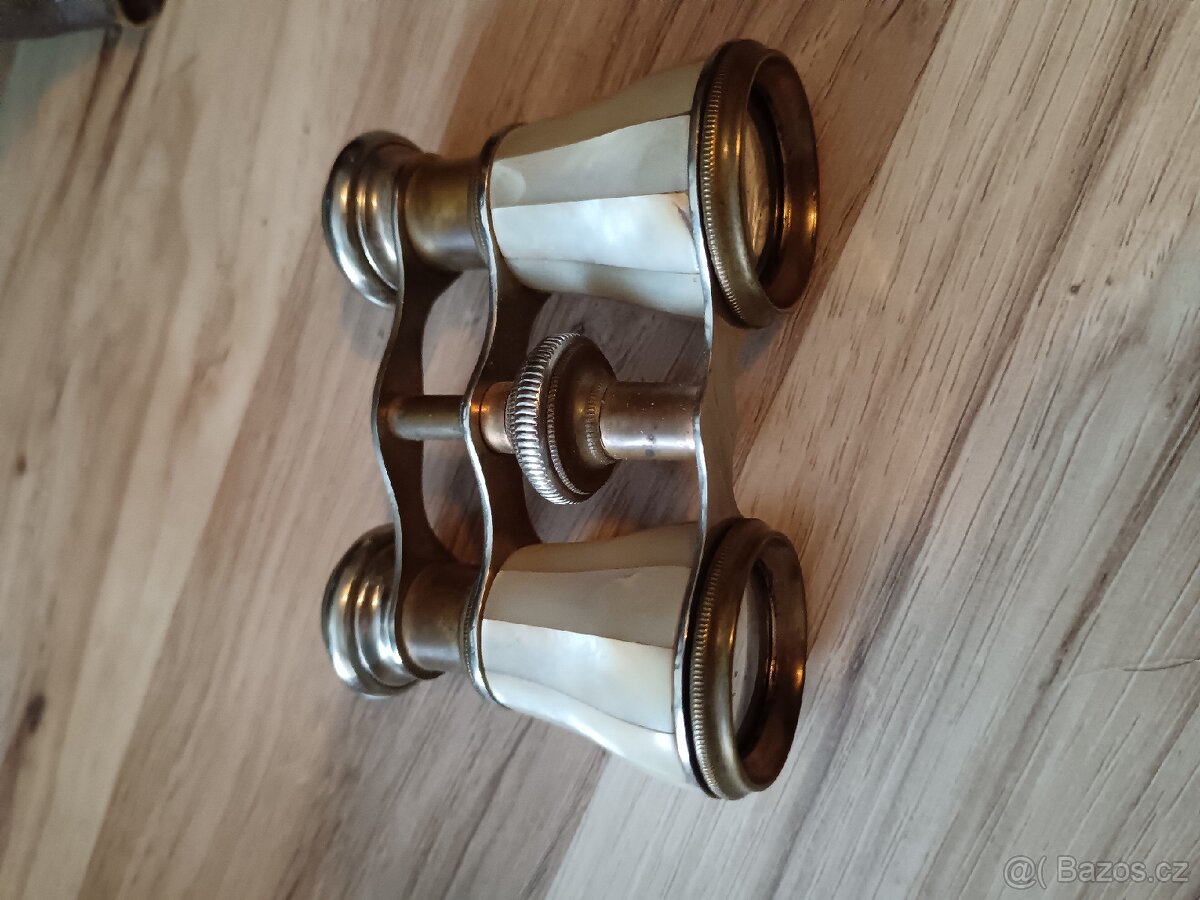 Divadelní kukátko dalekohled starožitný perleť