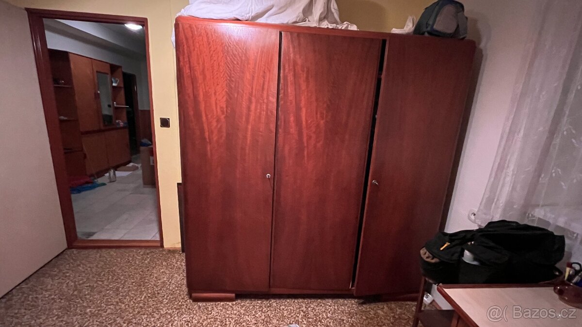 Ořechová skříň - 3 části