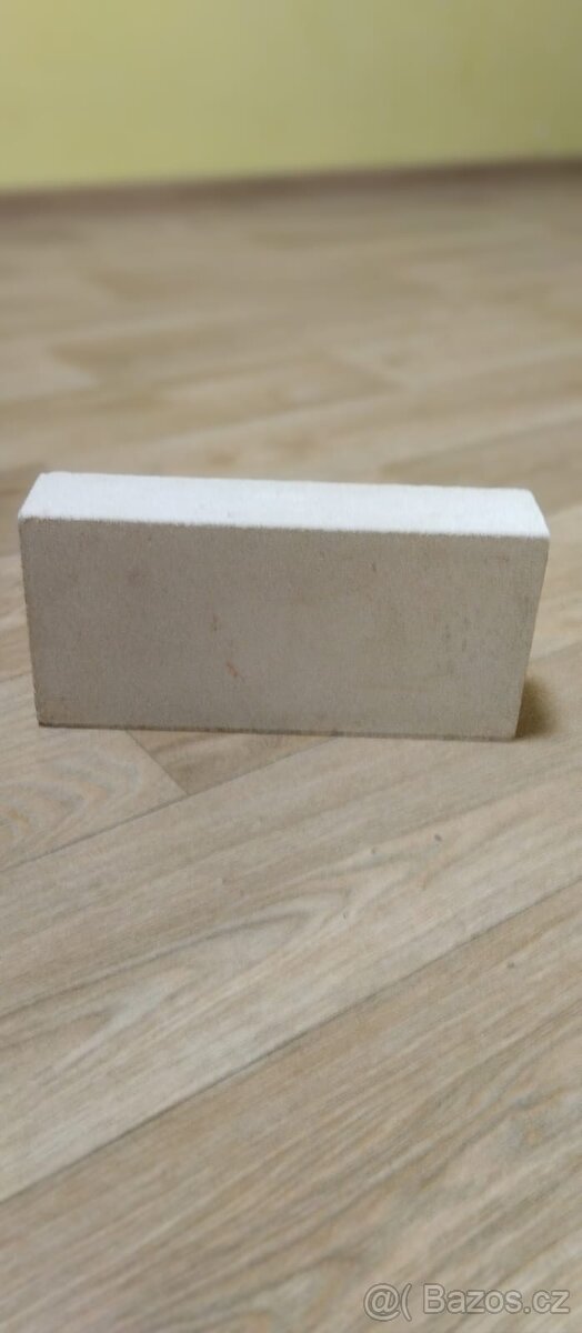 Betonové tvárnice, bílé a červené plné cihly