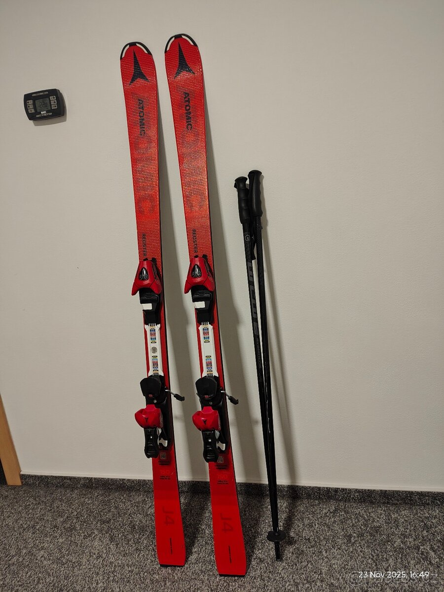 Lyže juniorské Atomic Redster 150cm a hůlky