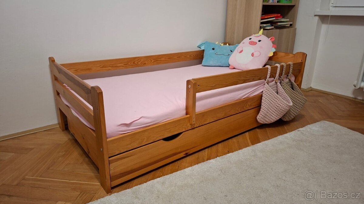Dětská postel s výsuvným šuplíkem a vybavení