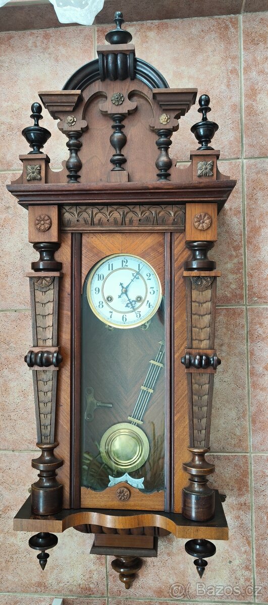 Luxusní bohatě vyřezávané a zdobené starožitné pérovky