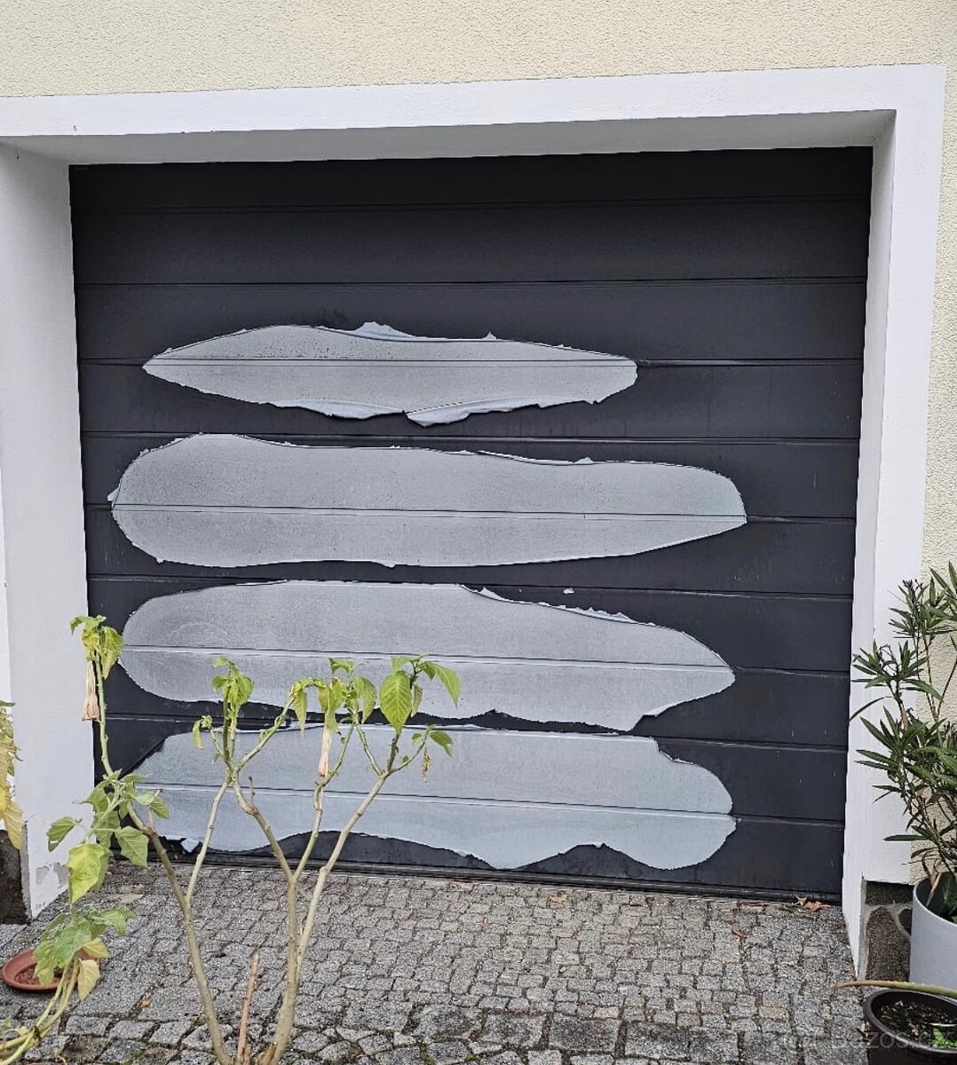 2 x sekční garážová vrata Hormann