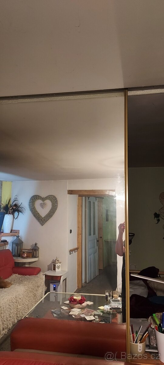 Zrcadlové posuvné dveře.