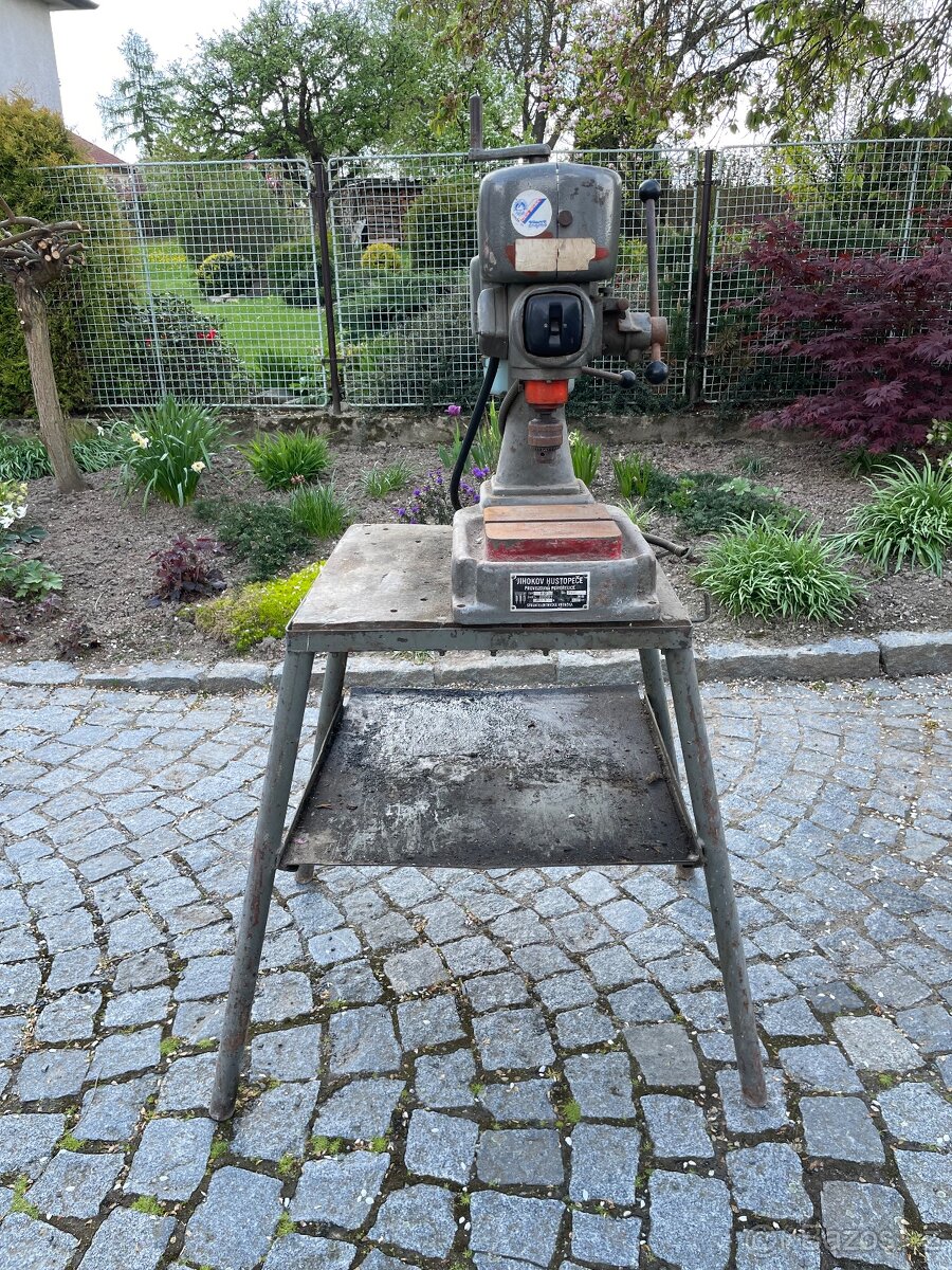 Elektrická stojanová vrtačka Jihokov V10