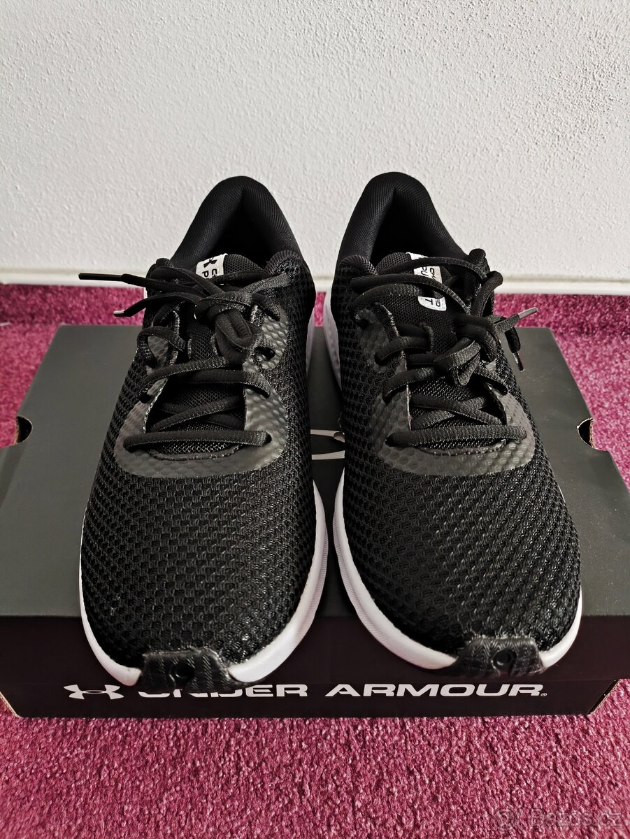 Under Armour Charged Pursuit 3