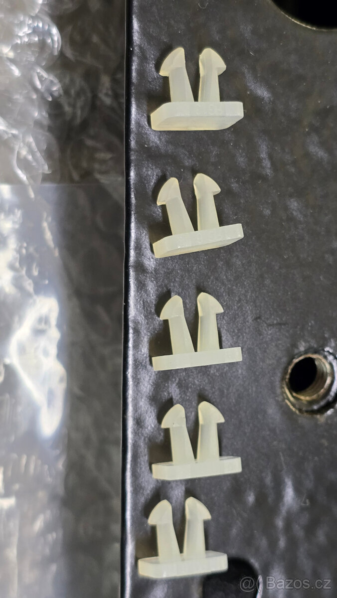 MERCEDES W116, W108 A0019882478 příchytka těsnění zadních dv